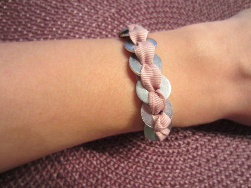 http://www.kirschbluetenblog.at/2012/08/diy-bracelet-anleitung.html