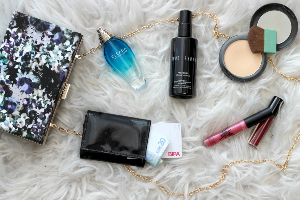 What s in my Mini Bag Clutch