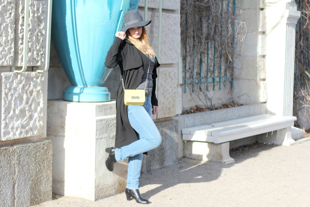 Blogger Outfit Furla Metropolis Trenchcoat Fashionblog Wien