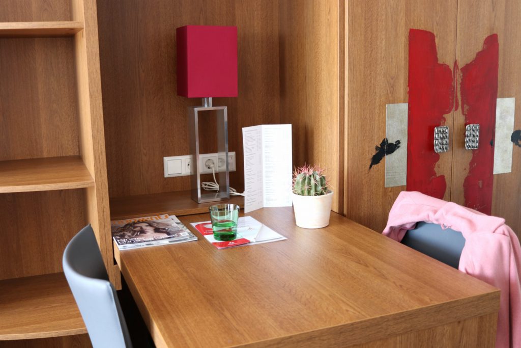Amedia Luxury Suites Graz Schreibtisch