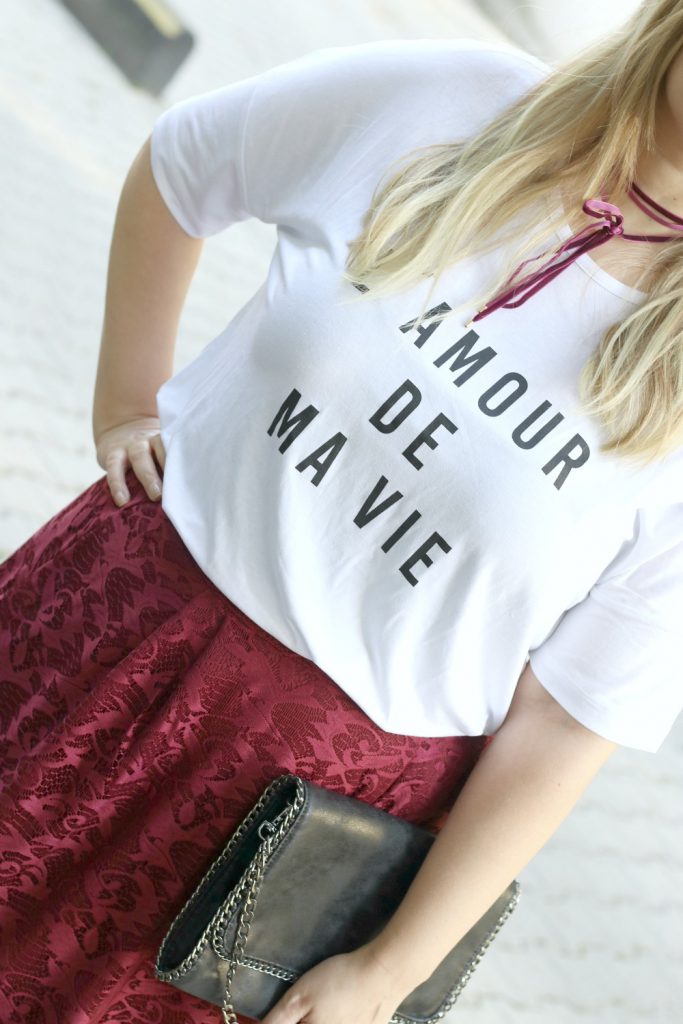 Blogger Outfit Rot Lederjacke Statement Shirt Spitzenrock Chocker Samt