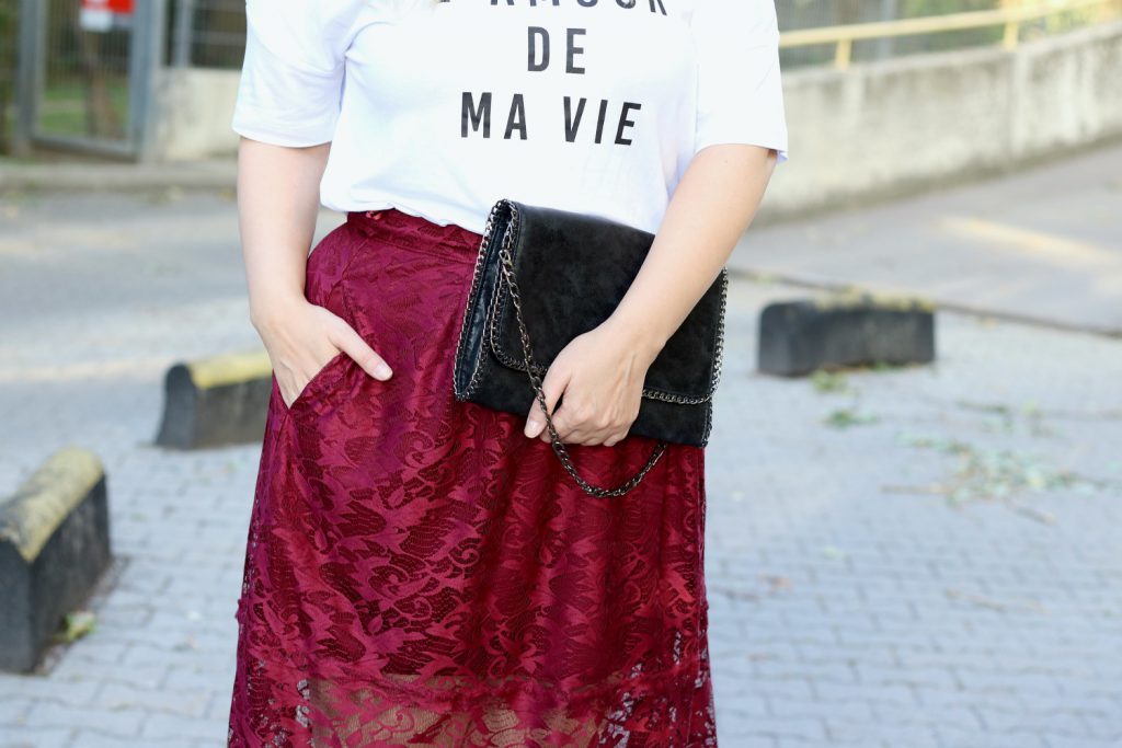 Blogger Outfit Rot Statement Shirt Spitzenrock