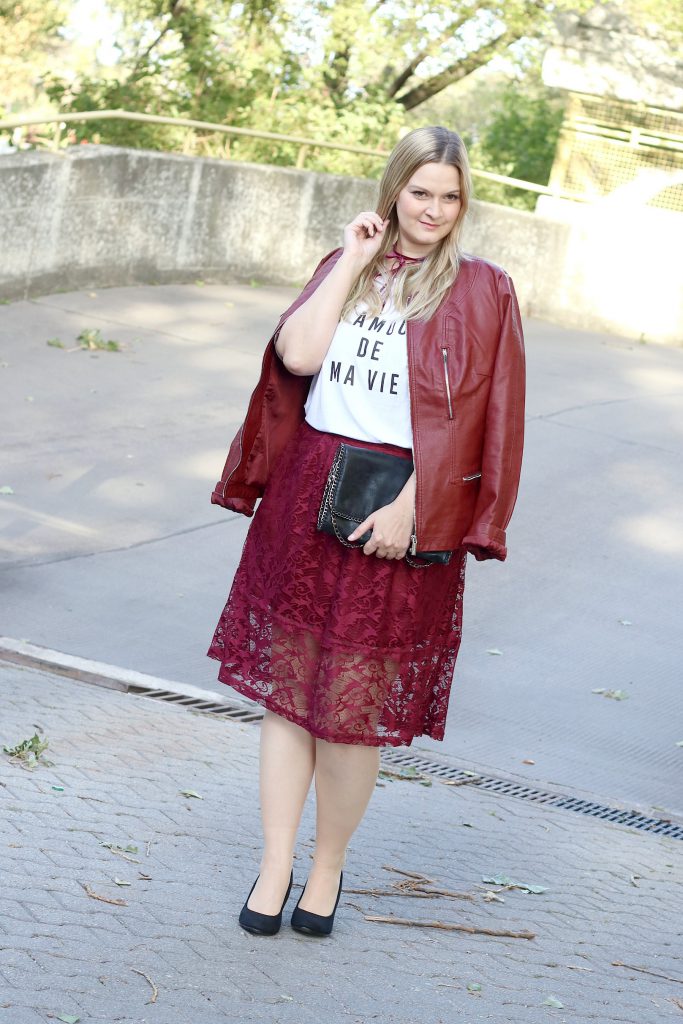 Blogger Outfit Rote Lederjacke Statement Shirt Spitzenrock