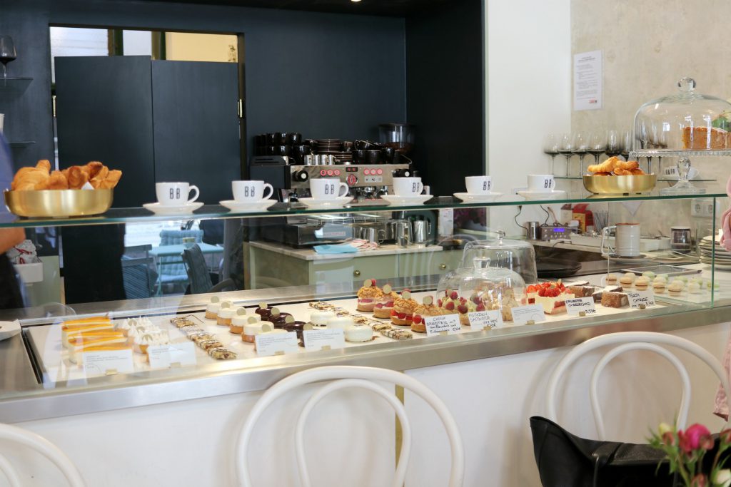 cafe creme de la creme wien suesses tarte macaron torte