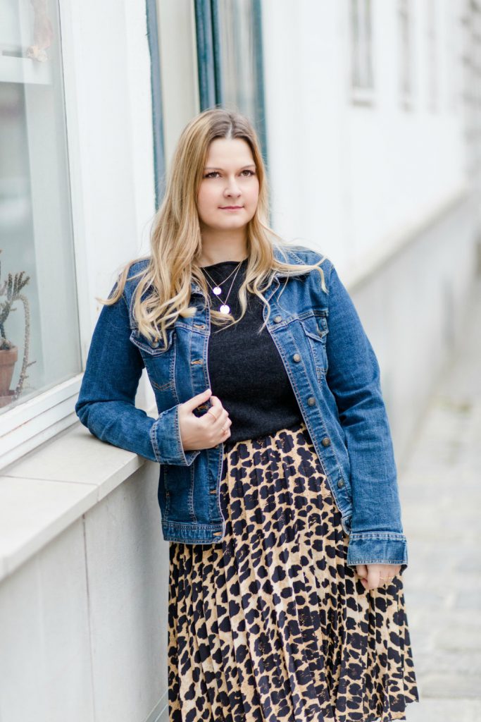 Blogger Outfit YSL Bag Leoprint Zara Midirock Deichmann Booties 