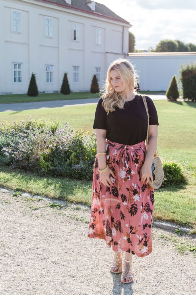  Fashionblog Wien Zara Midirock Blogger Outfit Mango Strohtasche Modeblog Osterreich
