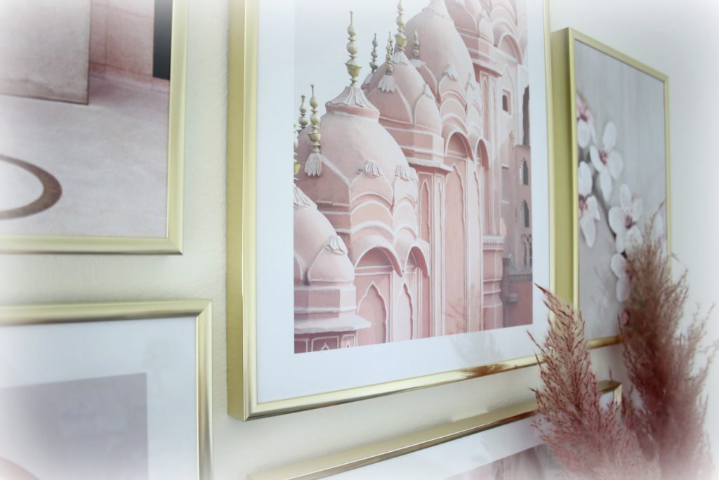 Desenio Bilderwand mit Poster gestalten Blog Home Decor Wohnzimmer Sideboard Pampasgras rosa gold Gallery Wall
